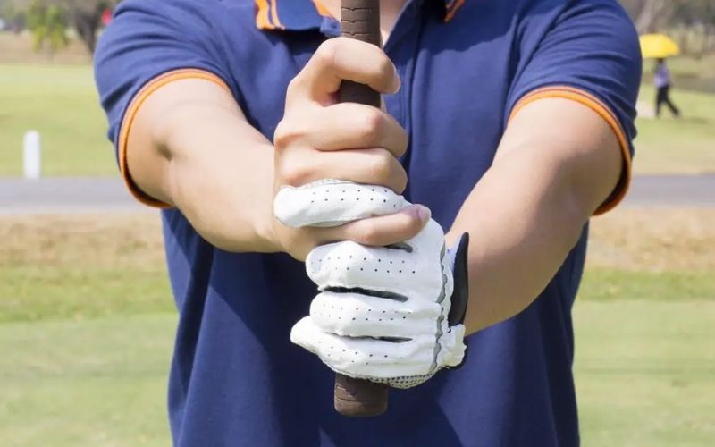 cách cầm gậy golf chuẩn kiểu Interlocking Grip