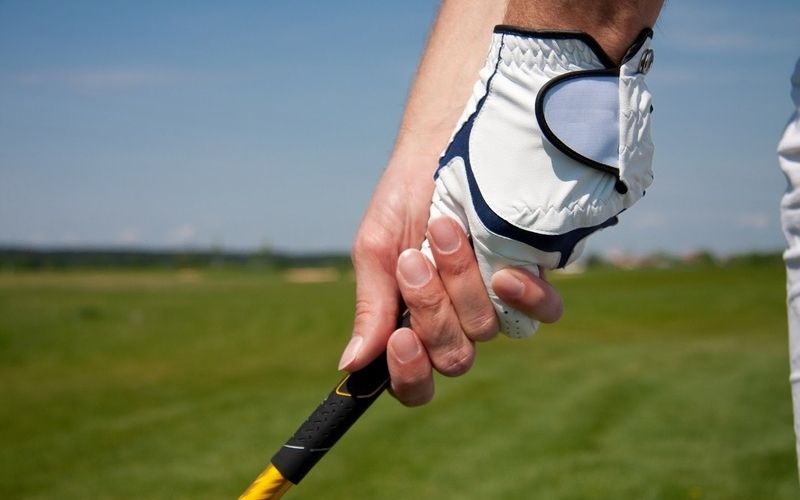 cách cầm gậy đánh golf kiểu tay trái